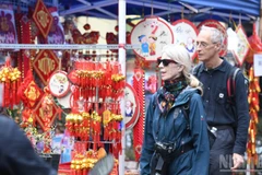 Des touristes étrangers visitent Hanoï à l'approche du Têt (Nouvel An lunaire). Photo : NDEL.