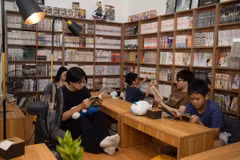 D’une superficie de 50 m², la librairie de bandes dessinées d’occasion de Nguyen Thi An abrite des milliers de titres, dont certaines séries publiées dans les années 1990, comme Dấu ấn rồng thiêng, Dũng sĩ Hesman, Cậu bé vô song ou Bảy viên ngọc rồng. De nombreuses anciennes séries, épuisées depuis longtemps, sont soigneusement rangées sur des étagères en bois. Photo : vnexpress.net