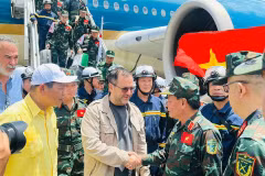 L’ambassadeur du Vietnam au Venezuela, Vu Trung My (en veste jaune, à gauche), et le ministre vénézuélien des Affaires étrangères, Yván Gil Pinto, accueillent à l’aéroport la mission vietnamienne de recherche et de secours conduite par le général de division Pham Van Ty, immédiatement après son arrivée au Venezuela pour participer aux opérations consécutives au séisme. (Source : Ambassade du Vietnam au Venezuela)