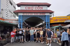 Les membres d'équipage de l'USS George Washington visitent le marché de Con lors de leur séjour à Da Nang. Photo : VOV.