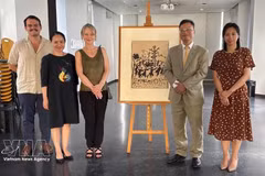 L’ambassadeur vietnamien Trinh Duc Hai (2e de droite) et la directrice du Musée d’Art et d’Histoire Paul Éluard, Valérie Perlès (3e de droite) à côté de l’œuvre originale "Vive la Paix", réalisée par le peintre Pablo Picasso. Photo : VNA.