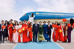 Le président de l'Assemblée nationale, Tran Thanh Man, et son épouse avec la communauté vietnamienne de Turquie. Photo : VNA.