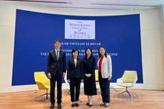 Le Duc Hanh, consule générale du Vietnam à Hong Kong (deuxième à partir de la gauche), et des délégués participant à l'événement. Photo : VNA.