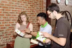 Les touristes découvrent les produits OCOP de la province de Quang Tri directement dans les hôtels, restaurants et autres établissements d'hébergement. Photo : VNA.