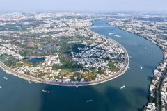 Vue panoramique du fleuve Dong Nai traversant la ville de Bien Hoa. Le fleuve serpente entre îlots verdoyants et zones résidentielles densément peuplées - véritable colonne vertébrale du paysage aménagé comme axe de développement stratégique, harmonisant développement urbain moderne et préservation de la nature. Photo : VGP.