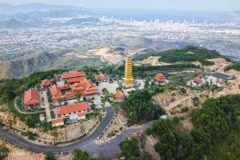 La pagode Truc Lam Phung Thuy Son se dresse au sommet du mont Chin Khuc (environ 500 mètres d'altitude), à plus de 10 km au sud-ouest du centre-ville de Nha Trang, dans la province de Khanh Hoa. Ouverte aux visiteurs depuis mi-2025, elle est accessible tous les jours de 8h à 17h. Son nom signifie « lieu de pratique et de service du Dharma au milieu des montagnes et des forêts ». Photo : vnexpress.net