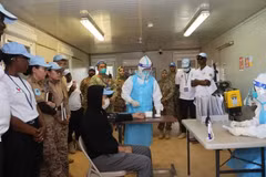 L'hôpital de campagne de niveau 2 n° 7 du Vietnam, déployé dans le cadre de la Mission de maintien de la paix des Nations Unies au Soudan du Sud, organise un atelier thématique et un exercice complet sur la réponse à une épidémie d'Ebola. Photo : NDEL