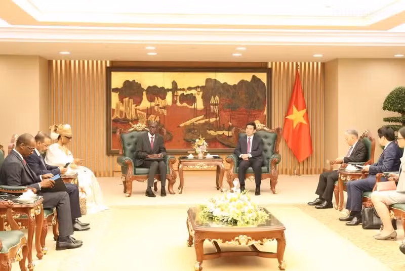 Le général Phan Van Giang, vice-Premier ministre et ministre de la Défense (droite) reçoit le ministre chargé du secrétaire général du gouvernement mauritanien, Moctar Al Housseynou Lam. Photo : baochinhphu