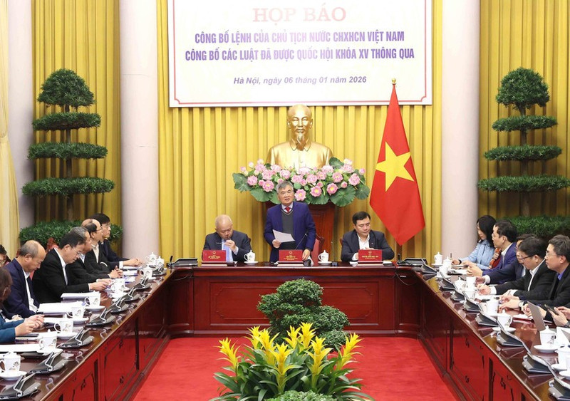 Conférence de presse pour annoncer officiellement l’Ordre présidentiel promulguant 12 lois. Photo: VNA