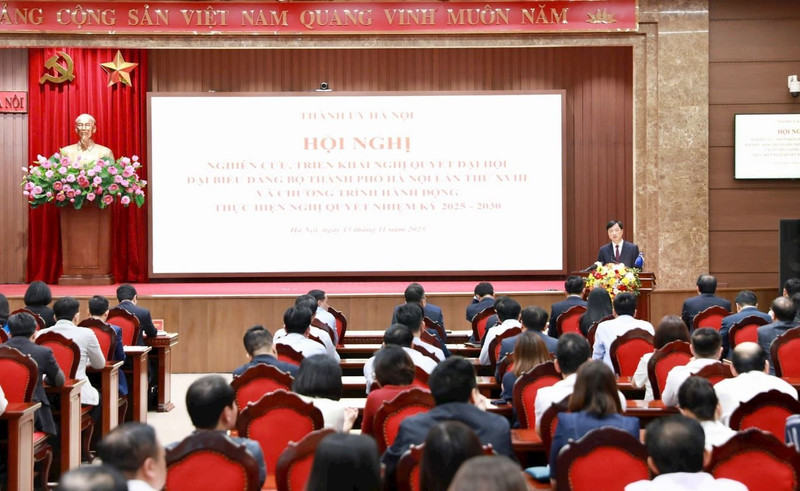Nguyen Duy Ngoc, membre du Bureau politique et secrétaire du Comité du Parti de Hanoï, prononce le discours d'ouverture de la conférence sur l'étude, la recherche et la mise en œuvre de la Résolution et du Programme d'action du 18e Congrès du Comité du Parti de Hanoï, mandat 2025-2030. Photo : hanoimoi