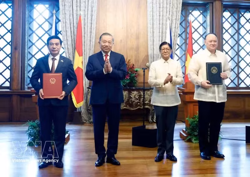 Le secrétaire général du Parti communiste du Vietnam (PCV) et président vietnamien, To Lam, et le président philippin, Ferdinand Romualdez Marcos Jr., la cérémonie d’échange de plusieurs documents de coopération entre les ministères et organismes des deux pays. Photo : VNA.