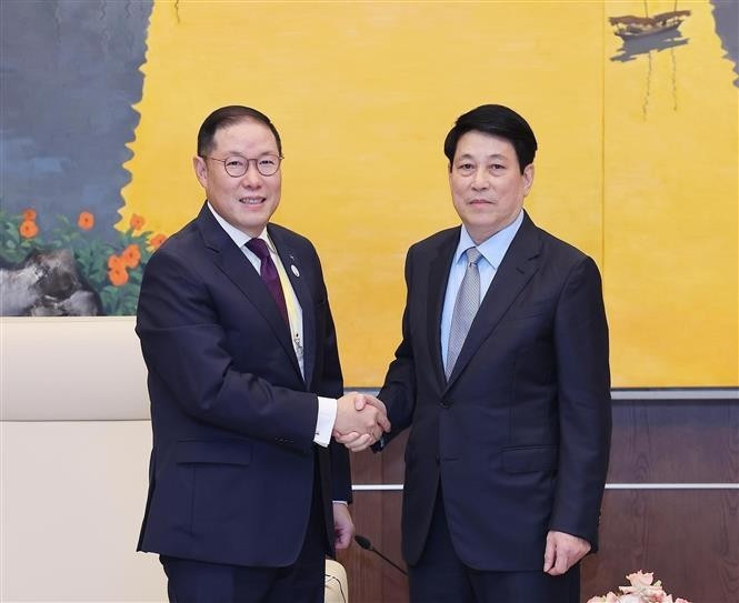 Le président Luong Cuong (droite) et le président du Conseil consultatif des affaires de l’APEC 2025, Hyun Sang Cho. Photo : VNA.