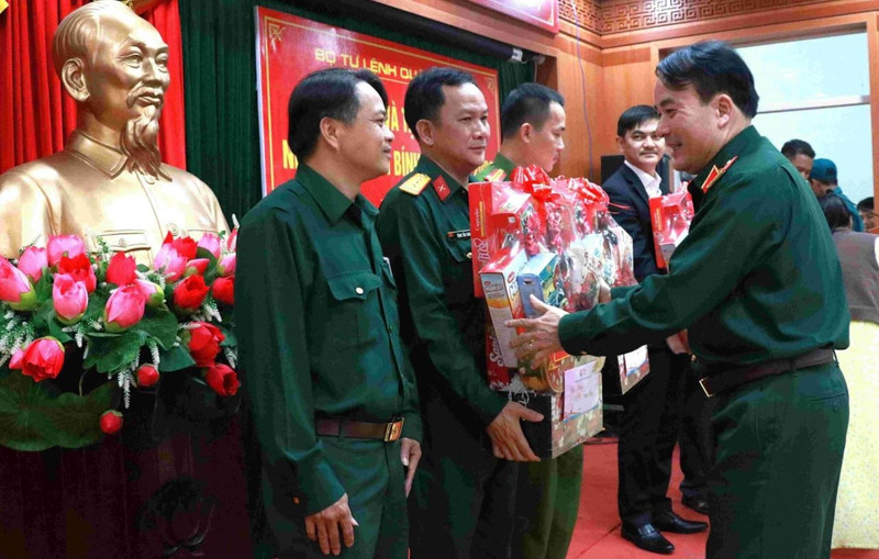 Le général de brigade Tran Minh Trong, commissaire politique adjoint de la Région militaire 5, remet des cadeaux aux dirigeants des administrations locales et aux forces armées locales. Photo : VOV.