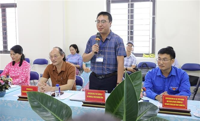 Le directeur du lycée-internat pour minorités ethniques de Diên Biên, Vu Trung Hoan, s'exprime à la séance de travail. Photo : VNA.