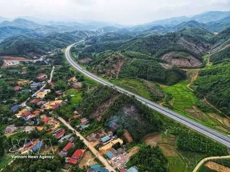Dans le financement des projets d’infrastructures, le crédit bancaire continue de jouer un rôle essentiel, notamment pour les projets de grande envergure. Photo : VNA.