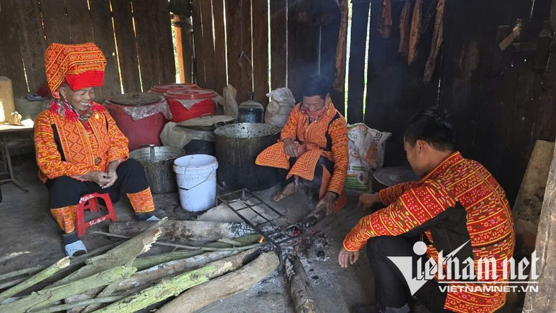 Des familles de l'ethnie Dao Lo Gang se réunissent autour du feu pour le Têt (Nouvel An lunaire). Photo : My Dung.