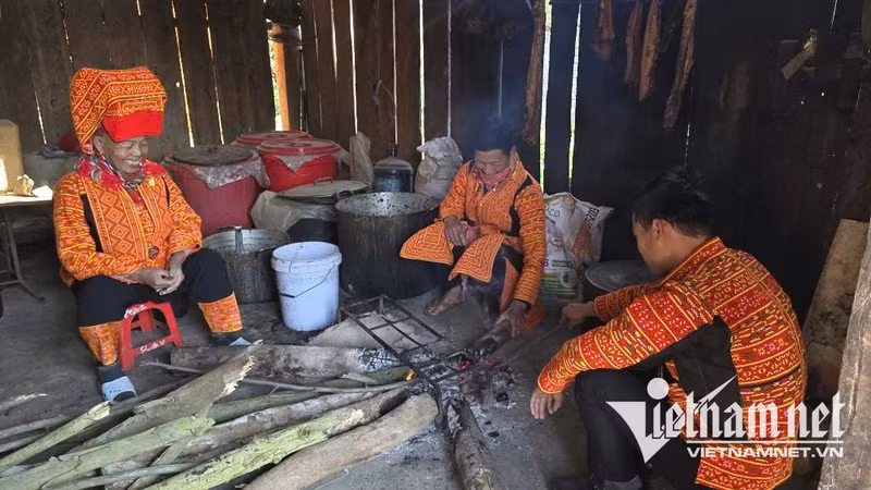 Des familles de l'ethnie Dao Lo Gang se réunissent autour du feu pour le Têt (Nouvel An lunaire). Photo : My Dung.