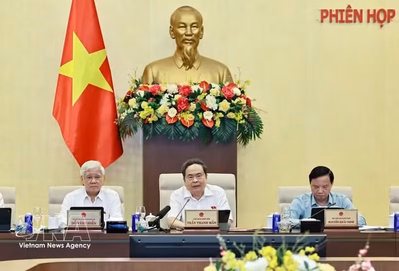 Le Comité permanent de l’Assemblée nationale, sous la présidence de Tran Thanh Man (au centre), président de l’Assemblée nationale, a examiné dans l’après-midi du 29 juillet les orientations de la révision de la Loi sur les activités immobilières. Photo : VNA.