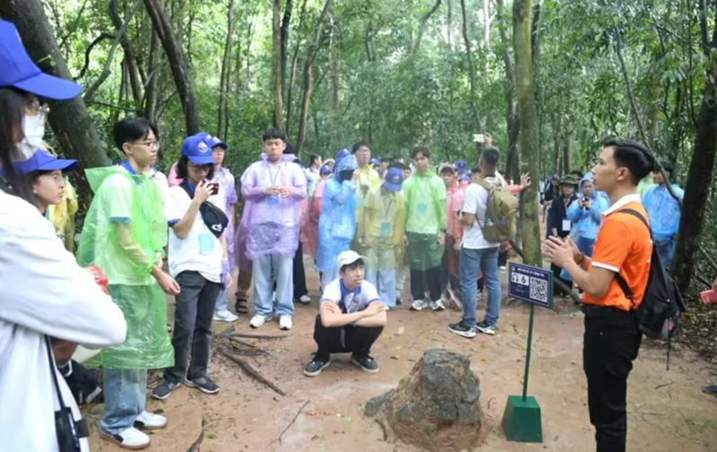 De nombreux jeunes et étudiants vietnamiens d'outre-mer étaient très enthousiastes à l'idée de visiter le site des Tunnels de Cu Chi. Photo: Thanh Long