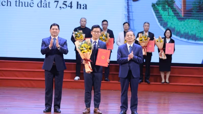 Le secrétaire du Comité provincial du Parti de Bac Ninh, Nguyen Hong Thai, et le président du Comité populaire provincial, Pham Hoang Son, présentent la décision approuvant la politique d'investissement pour le projet d'infrastructure du parc industriel. Photo : NDEL.