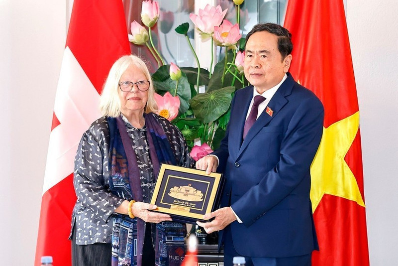 Le président de l’Assemblée nationale du Vietnam, Tran Thanh Man, (à droite), remet un cadeau à la présidente de l’Association d’amitié Suisse-Vietnam, Anjuska Marija Weil, le 28 juillet. Photo : VNA.