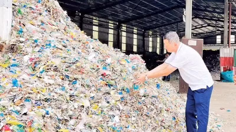 Des matériaux recyclés sont utilisés pour produire des matériaux de construction à l'usine de ciment de Song Thao (province de Phu Tho). Photo: NDEL