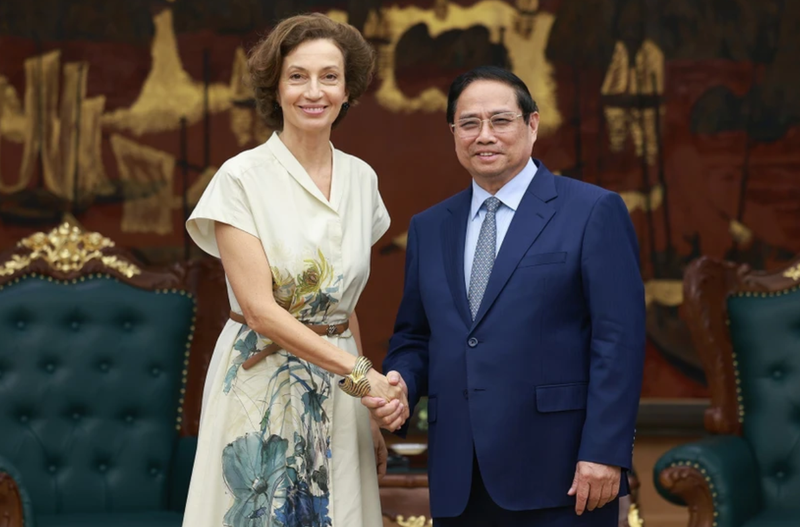 Le Premier ministre Pham Minh Chinh serre la main de la directrice générale de l’UNESCO, Audrey Azoulay, à Hanoi, le 28 juin. Photo : VNA.