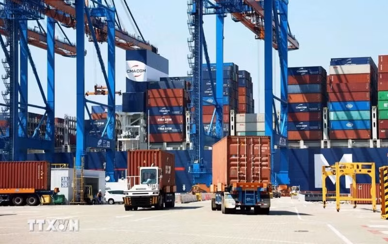 Des camions porte-conteneurs opèrent au port international de Gemalink, dans la ville de Phu My, province de Ba Ria-Vung Tau. Photo : VNA.