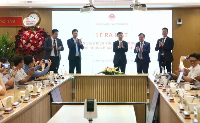 Lancement de la plate-forme Techmart Online. Photo : VNA.