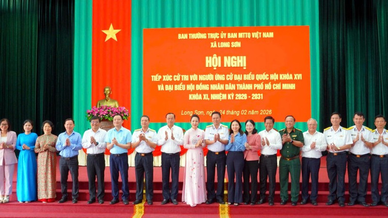 Les candidats aux élections des députés de l'Assemblée nationale de la XVIe législature et des membres aux conseils populaires à tous les niveaux de Hô Chi Minh-Ville et les lecteurs de la commune de Long Son. Photo : NDEL