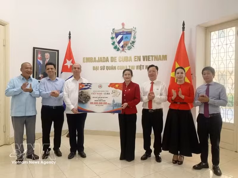 La cérémonie de remise symbolique de l’aide vietnamienne à Cuba. Photo : VNA.