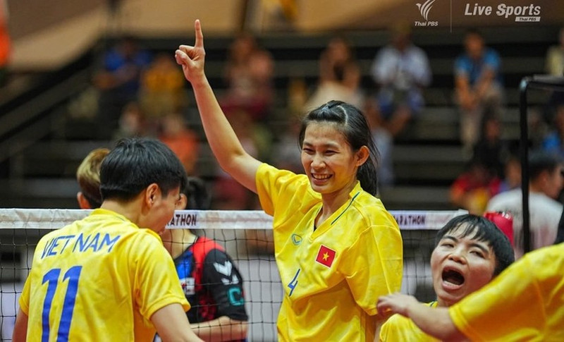 Le 27 juillet, l’équipe féminine vietnamienne remporte le titre mondial en épreuve de quadrant après une victoire renversante 2-1 contre la Thaïlande, lors du Championnat du monde de Sepak takraw 2025 tenu en Thaïlande. Photo : qdnd.vn
