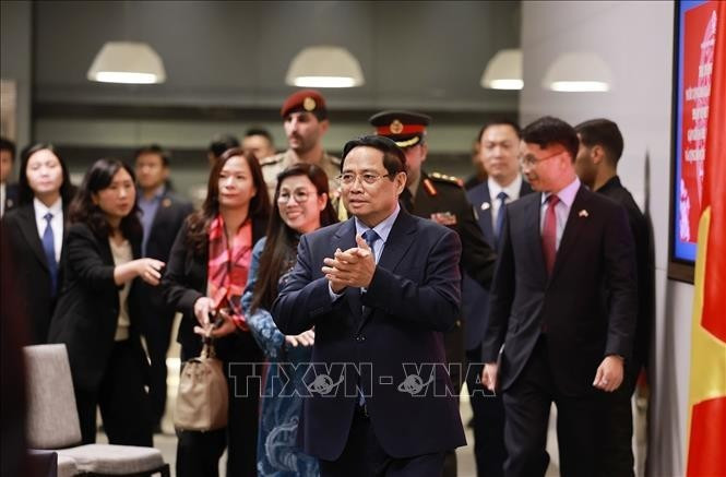 Le Premier ministre Pham Minh Chinh et son épouse rencontrent les cadres et employés des représentations vietnamiennes ainsi que des membres de la communauté vietnamienne dans ce pays. Photo : VNA.