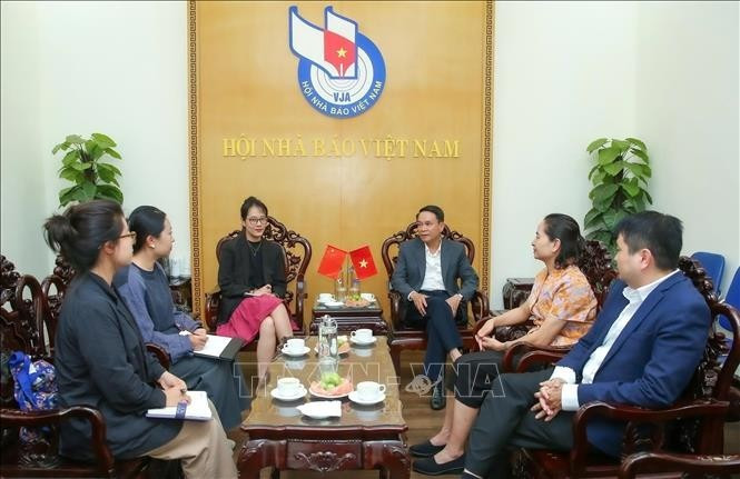 Le vice-président permanent de l’AJV, Nguyên Duc Loi (droite) et Wang Huan, responsable des réseaux sociaux au Centre de coopération internationale du Groupe du Quotidien du Yunnan. Photo : VNA.