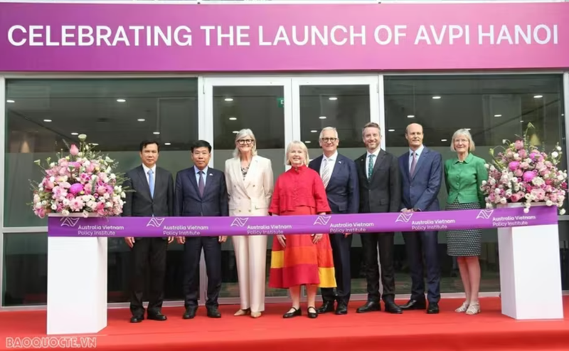 Lors de la cérémonie de coupure du ruban pour l'inauguration du bureau de représentation de l'Institut de politique Australie-Vietnam. Photo : baoquocte