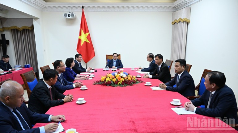 Lors de l'entretien téléphonique entre le Premier ministre vietnamien Pham Minh Chinh et le Chancelier de l’Allemagne, Friedrich Merz. Photo: NDEL