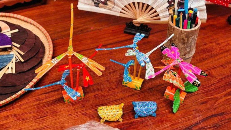 Libellules en bambou de Thach Xa. Photo: congthuong