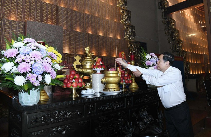 En déplacement à Ho Chi Minh-Ville le 3 mars, le président de l’Assemblée nationale Tran Thanh Man est allée déposer des gerbes de fleurs et de l'encens au Temple dédié aux Morts pour la Patrie de Ben Duoc.