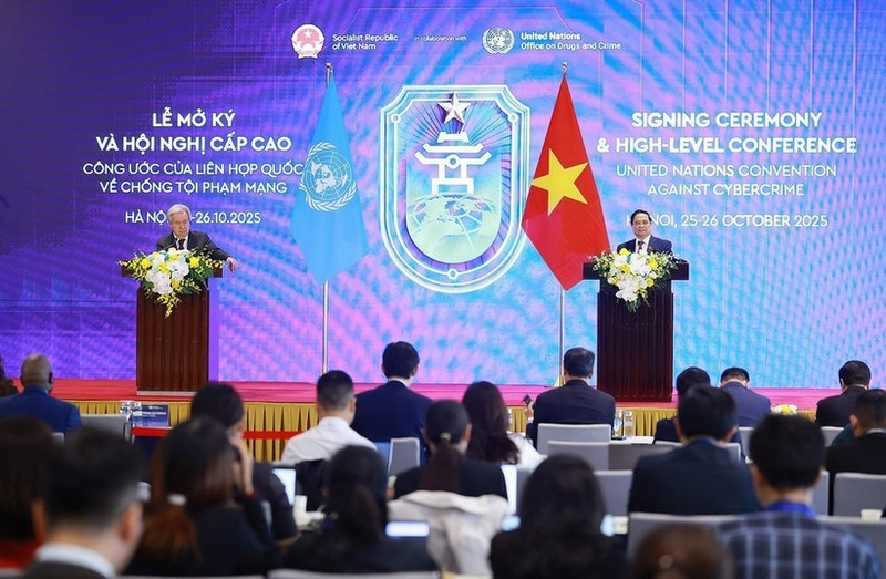 Le Premier ministre Pham Minh Chinh et le secrétaire général des Nations Unies, António Guterres, ont rencontré le milieu de presse à Hanoï le 25 octobre, à l'issue de la cérémonie de signature de la Convention des Nations Unies contre la cybercriminalité. Photo : VNA.