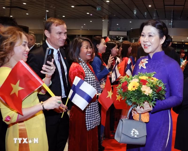 L’épouse du secrétaire général, Ngo Phuong Ly, et des Vietnamiens en Finlande. Photo: VNA