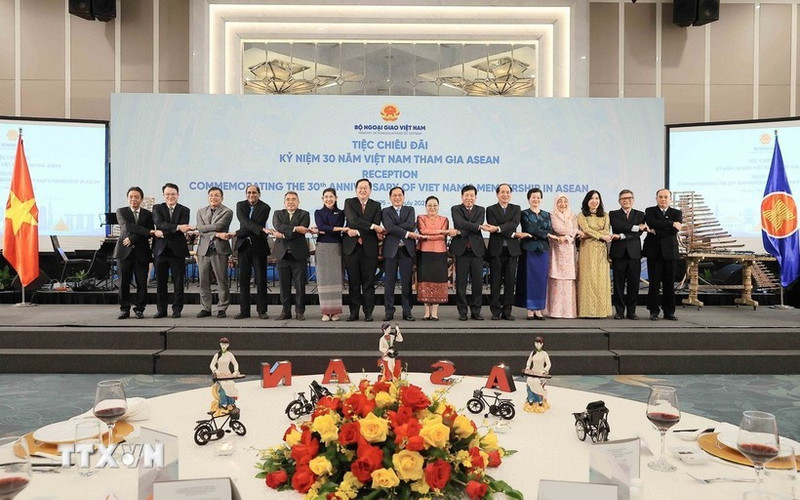 Le vice-Premier ministre et ministre des Affaires étrangères, Bui Thanh Son avec des ambassadeurs, des chefs de missions diplomatiques, des représentants d’organisations internationales au Vietnam. Photo : VNA.