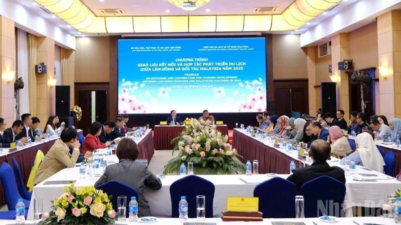Lors du Programme d'échanges, de mise en relation et de coopération pour le développement du tourisme entre Lam Dong et les partenaires malaisiens 2025. Photo: NDEL