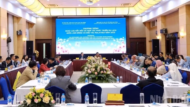 Lors du Programme d'échanges, de mise en relation et de coopération pour le développement du tourisme entre Lam Dong et les partenaires malaisiens 2025. Photo: NDEL