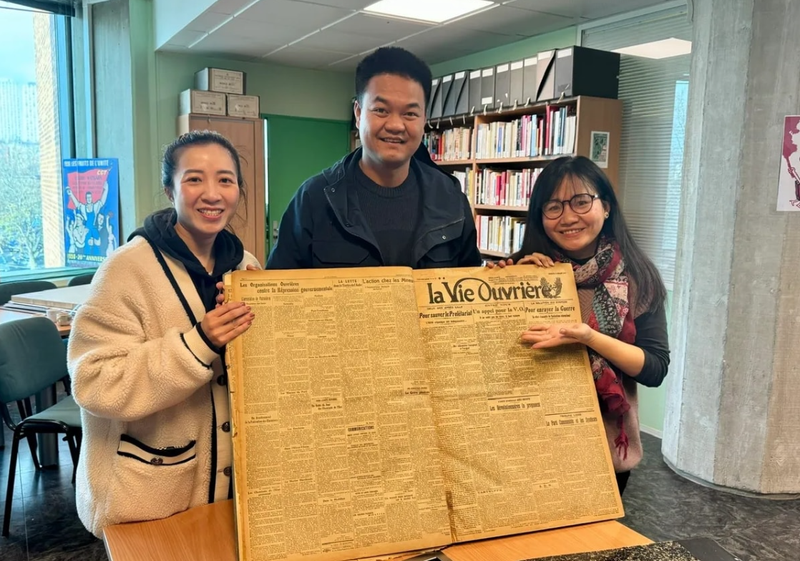 La journaliste Thu Hien (à droite) et son équipe ont été ravis de retrouver l'article de Nguyen Ai Quoc dans le journal La Vie Ouvrière, soigneusement conservé depuis plus de 100 ans. Photo : NVCC