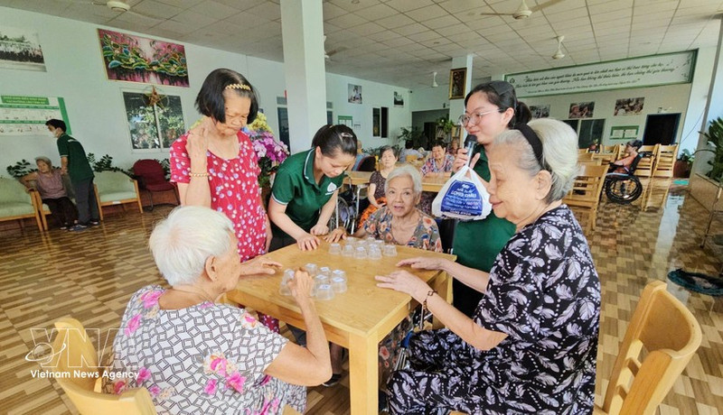Des personnes âgées sont prises en charge à la maison de retraite Tam An, à Hô Chi Minh-Ville. Photo : VNA.