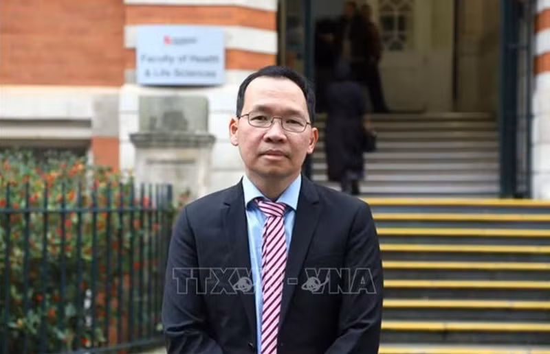 Le Professeur associé et Dr Luong Tuan Anh, de l'Université De Montfort (Royaume-Uni). Photo : VNA