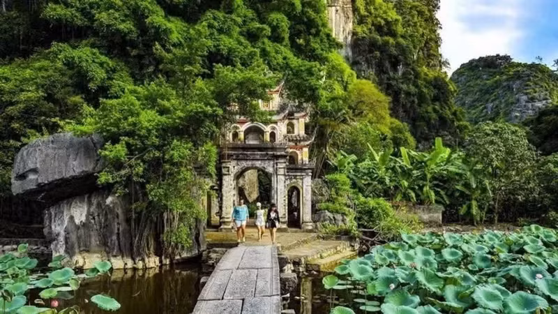 Des touristes visitent la pagode Bich Dong, site historique situé au sein du complexe touristique Trang An-Tam Coc-Bich Dong. Photo : VNA
