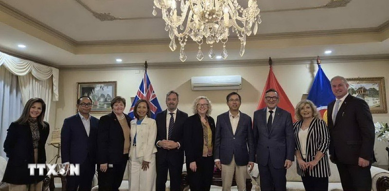 L'ambassadeur du Vietnam en Australie, Pham Hùng Tâm (4e de droite à gauche), la vice-présidente de la Chambre des représentants, Sharon Claydon (5e de droite à gauche) et des membres du Groupe parlementaire d'amitié Australie-Vietnam. Photo : VNA.