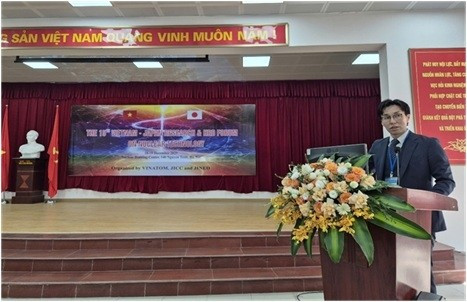 Teppei Fukuhara, conseiller à l'ambassade du Japon au Vietnam, prend la photo. Photo : NLNTVN.