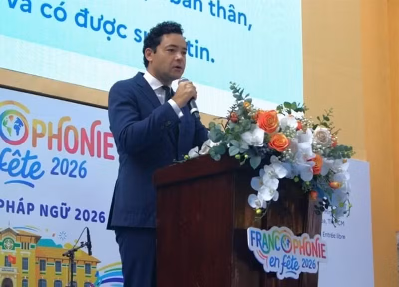 Etienne Ranaivoson, consul général de France à Hô Chi Minh-Ville prend la parole lors de la cérémonie d'ouverture de la Journée de la Francophonie 2026 au lycée Nguyên Thi Minh Khai, le 11 avril. Photos: CTV.